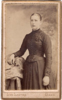 Photo CDV D'une Jeune Femme élégante Posant Dans Un Studio Photo A Gand ( Belgique ) - Antiche (ante 1900)