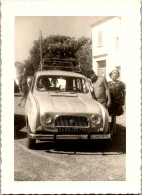 Photographie Photo Vintage Snapshot Amateur Automobile Voiture Auto Renault 4L - Automobiles