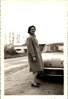 Photographie Photo Vintage Snapshot Amateur Automobile Voiture Renault Femme - Automobili