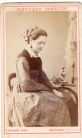 Photo CDV D'une Jeune Femme élégante Posant Dans Un Studio Photo A Maenedorf ( Suisse ) - Antiche (ante 1900)