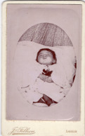Photo CDV D'un Petit Enfant Décédé Sur Sont Lit De Mort A Lisieux - Antiche (ante 1900)