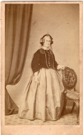 Photo CDV D'une Femme  élégante Posant Dans Un Studio Photo A London - Antiche (ante 1900)