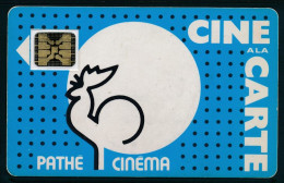 Cinécarte Pathé Cinéma Coq Sur Fond Bleu Avec Points Noirs / SC4 Avec Entourage - Cinécartes