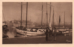 (RECTO / VERSO) CANNES - LES PETITS TABLEAUX - UN COIN DU PORT - LE MONT CHEVALIER  AVEC VOILIERS ET PERSONNAGES - CPA - Cannes