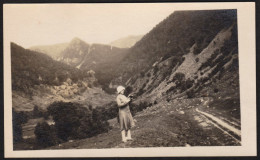 Jolie Photographie D'une Femme Lisant Un Livre à La Wormsa, Alsace, Haut Rhin, Juillet 1930, 11,6 X 7 Cm - Plaatsen