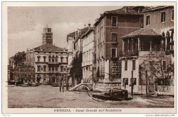 1930   CARTOLINA CON ANNULLO VENEZIA + TARGHETTA SERVITEVI DEI PACCHI POSTALI URGENTI - Marcophilie