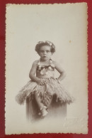PH - Ph Original - Petite Fille Habillée En Robe Hawaïenne Assise Pour Le Portrait - Persone Anonimi