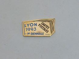 Pin's 1° BIENNALE DES CARTES POSTALES, LYON 1993 - Verenigingen