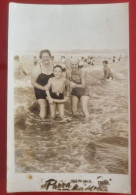 PH - Ph Original - Grand-mère Et Ses Petits-enfants Profitant De La Mer à Mar Del Plata, Argentine, 1958 - Persone Anonimi