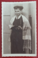 PH - Ph Original - Garçon Vêtu De Vêtements Juifs Avec La Torah Dans Les Mains - Persone Anonimi