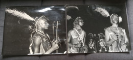GUERRIERS AFRICAINS - 2 PHOTOS GRANDE TAILLE - 50X40cm - Auteur Inconnu - Trou De Punaises - MAGNIFIQUES - état Correct - Afrika