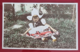 PH - Ph Original - Petite Fille Habillée En Costume Pour Le Carnaval Avec Un Visage De Ne Pas Vouloir Participer - Anonieme Personen
