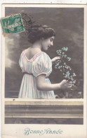 FEMMES. CARTE FANTAISIE  " BONNE ANNEE ". FEMME TROIS QUARTS DOS. MODE. COIFFURE. ANNEE 1909  + TEXTE - Vrouwen