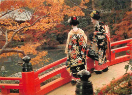 Japon - Kyoto - Maiko Girls Standing At The Garden Of Gaigo-Ji - Temple In Autumn - Femmes En Costumes Traditionnels - F - Kyoto