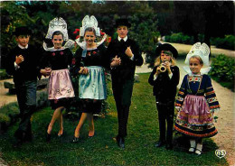 Folklore - Costumes - Bretagne - Groupe Des Petits Pinsons De Fouesnant - Gavotte De Fouesnant - Enfants - CPM - Voir Sc - Kostums