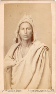 Photo CDV D'un Homme  Arabe Posant Dans Un Studio Photo A Alger - Old (before 1900)