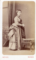 Photo CDV D'une Femme  élégante Posant Dans Un Studio Photo A Rennes - Anciennes (Av. 1900)