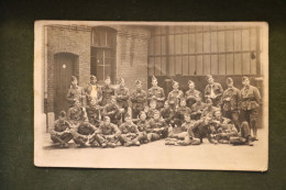 Carte Postale Photo Groupe De Soldats Belges Avec Sabots Soldaten - Barracks