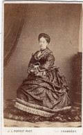 Photo CDV D'une Femme élégante Posant Dans Un Studio Photo A Chambéry - Oud (voor 1900)