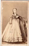 Photo CDV D'une Femme élégante Posant Dans Un Studio Photo A Paris - Ancianas (antes De 1900)