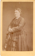 Photo CDV D'une Femme élégante Posant Dans Un Studio Photo A St-Etienne - Oud (voor 1900)