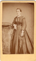Photo CDV D'une Femme élégante Posant Dans Un Studio Photo A St-Etienne - Anciennes (Av. 1900)