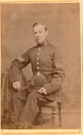 Photo CDV D'un Homme ( Un Sergent De Police Anglais ) Posant En Uniforme Dans Un Studio Photo Anglais - Alte (vor 1900)