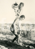1961 ORIGINAL AMATEUR PHOTO JEUNE FEMMES SHOWER GIRL GIRLS WOMEN ALGARVE BEACH PORTUGAL Lesbian Interest AT445 - Pin-up