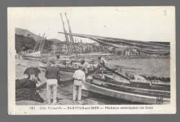 Banyuls, Pêcheurs Embarquant Les Filets (A17p73) - Banyuls Sur Mer