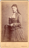Photo CDV D'une Jeune  Femme  élégante Posant Dans Un Studio Photo A Amsterdam ( Pays-Bas ) - Oud (voor 1900)