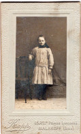 Photo CDV D'une Jeune   Fille élégante Posant Dans Un Studio Photo A Malakoff - Ancianas (antes De 1900)