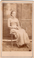 Photo CDV D'une Jeune Femme élégante Posant Assise Devant L'entré De Sa Maison - Ancianas (antes De 1900)