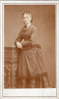 Photo CDV D'une Jeune Femme élégante Posant Dans Un Studio Photo A St-Etienne - Anciennes (Av. 1900)