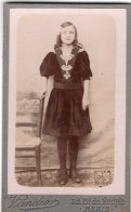 Photo CDV D'une Jeune Fille   élégante Posant Dans Un Studio Photo A Paris - Anciennes (Av. 1900)