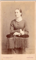 Photo CDV D'une Jeune Fille  élégante Posant Dans Un Studio Photo A  Worthing ( Angleterre ) - Anciennes (Av. 1900)