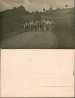 Gruppenfotos - Wandergruppe Mit Kapelle Im Hintergrund 1919 Privatfoto - Ohne Zuordnung