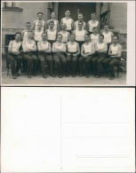 Foto  Sportlergruppe Vor Hauseingang Tschechien 1930 Privatfoto - Unclassified