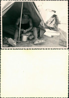 Freizeit Erholung Camping: Frau Schält Kartoffel Im Zelt 1960 Privatfoto - People