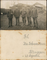 Foto  Soldaten Vor Der Krankensammelstelle - WK1 1916 Privatfoto - Guerre 1914-18