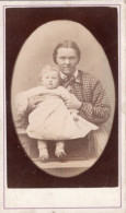 Photo CDV D'une Femme élégante Avec Sa Petite Fille Posant Dans Un Studio Photo - Alte (vor 1900)