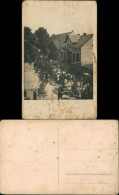 Foto  Festumzug An Häusern Vorbei, Geschäft 1913 Privatfoto - To Identify