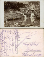 Foto  Wanderer An Kleinen Wasserfall Im Beim Felsen 1930 Privatfoto - To Identify