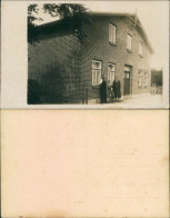 Foto  Mutter Vater Kind Vor Klinkerhaus 1910 Privatfoto  - Non Classificati