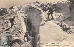 74-CHAMONIX-PASSAGE D UNE CREVASSE-N°355-E/0035 - Chamonix-Mont-Blanc