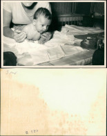 Foto  Baby Wird Von Mutter Gewickelt 1960 Privatfoto - Ritratti
