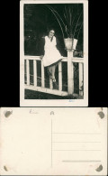 Fotokunst Fotomontage Frau Posiert Auf Gartenzaun 1938 Privatfoto - Personaggi