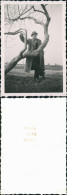 Foto  Junger Mann Mit Zigarette Am Baum 1940 Privatfoto - Personen