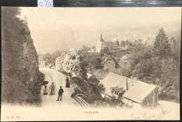 Baulmes (Vaud) Promeneuses Et Promeneur Sur La Route Avec Vue Sur Quelques Maisons Et L'église (16'886) - Baulmes