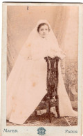 Photo CDV D'une Jeune Fille élégante Posant Dans Un Studio Photo A Paris - Ancianas (antes De 1900)