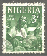 XW01-0754 Nigeria Oyo Carver Sculpteur Graveur Poterie Pottery  - Altri & Non Classificati